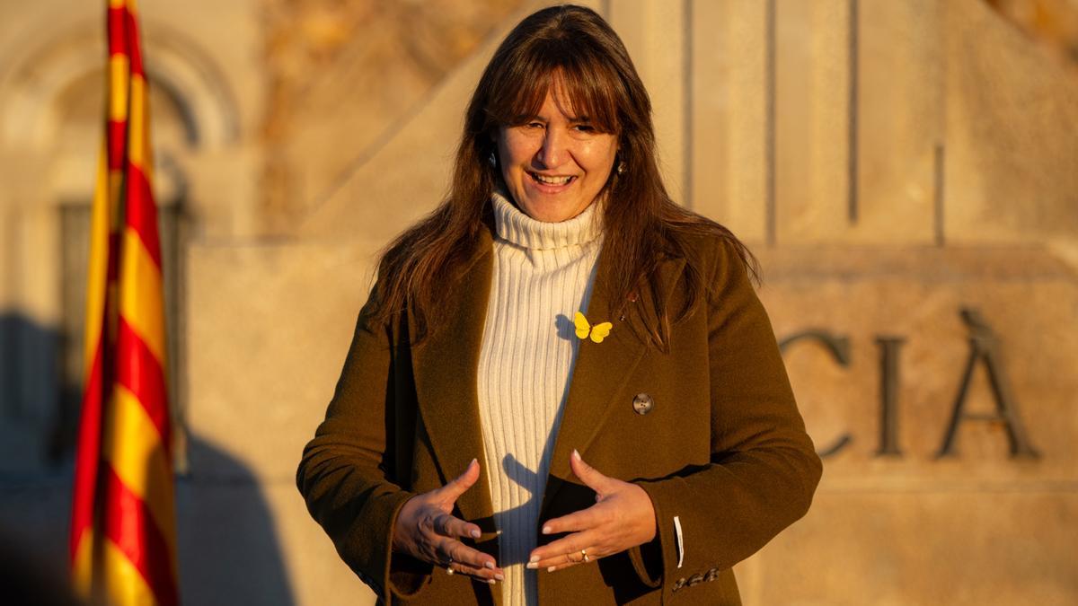La presidenta de Junts, Laura Borràs, atiende a los medios de comunicación durante la ofrenda floral anual a la tumba del expresidente de la Generalitat Francesc Macià