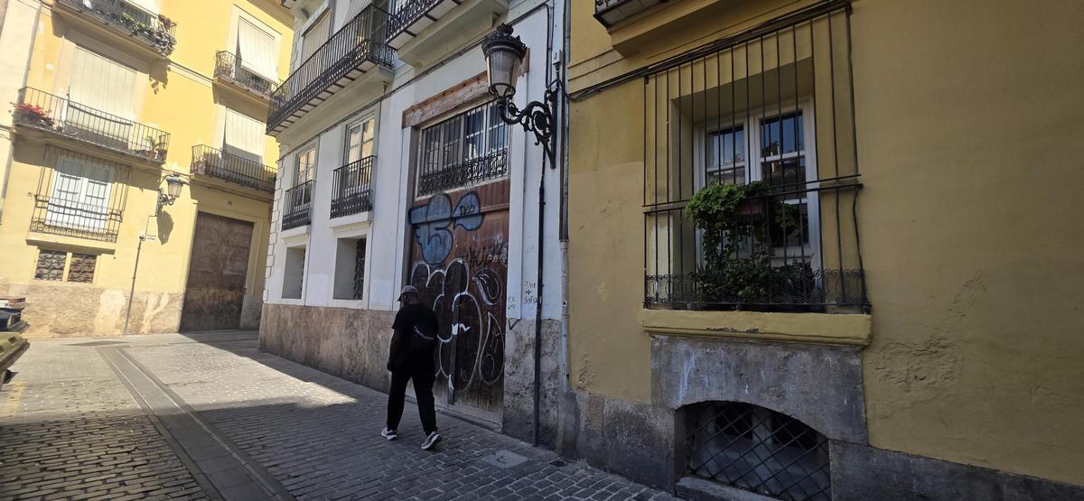 La calle marca un ángulo casi recto