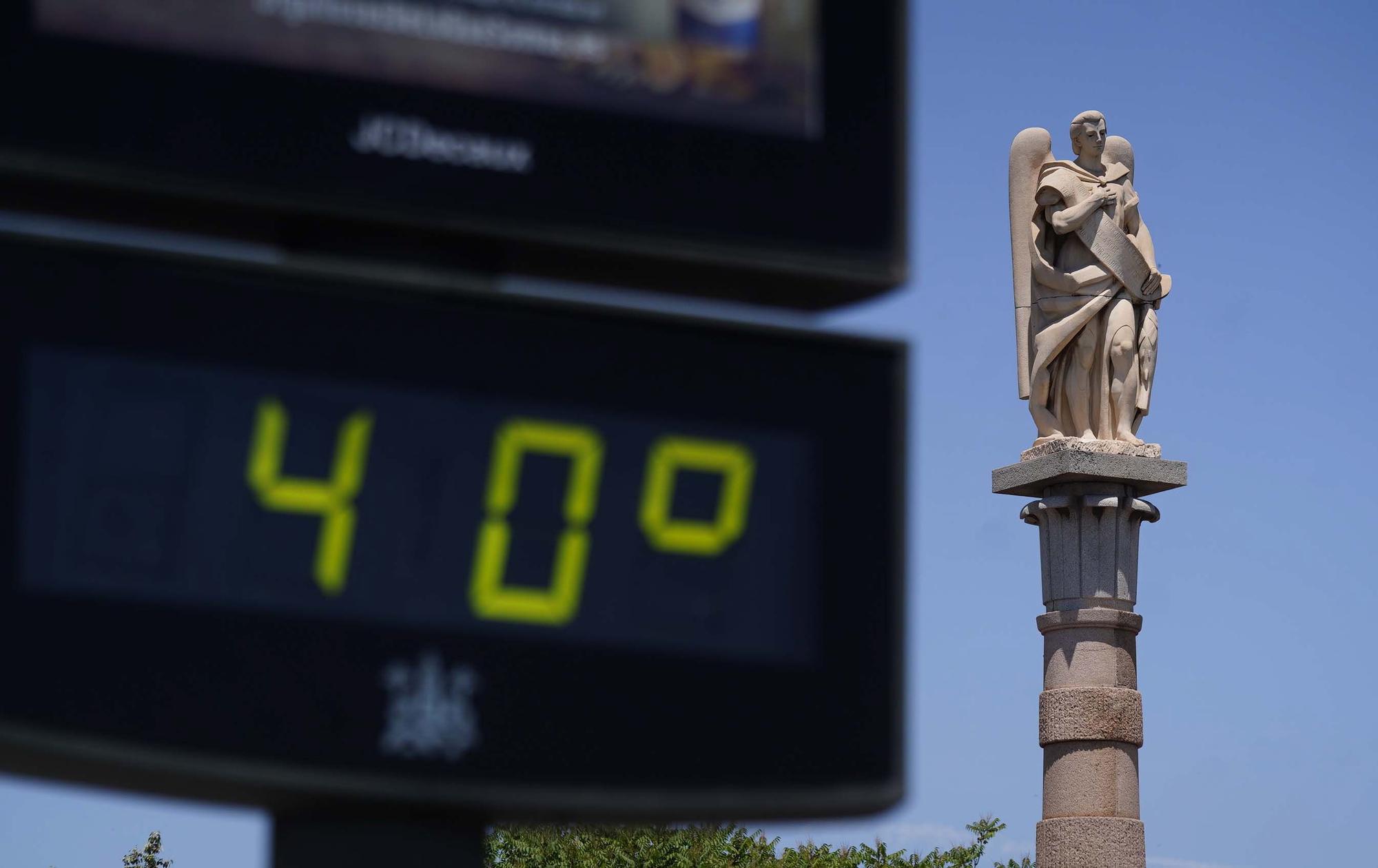 Un termómetro de calle que indica 40 grados en el Puente de San Rafael de Córdoba.