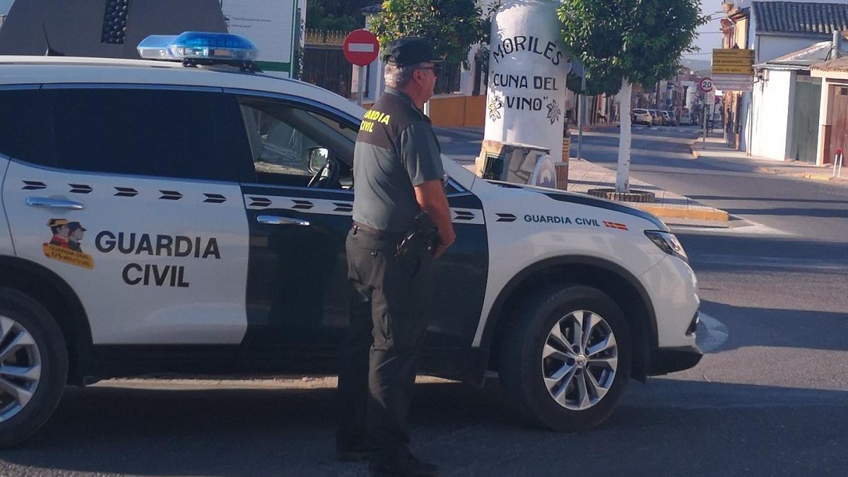 Un guardia civil del puesto de la Benemérita en Moriles.