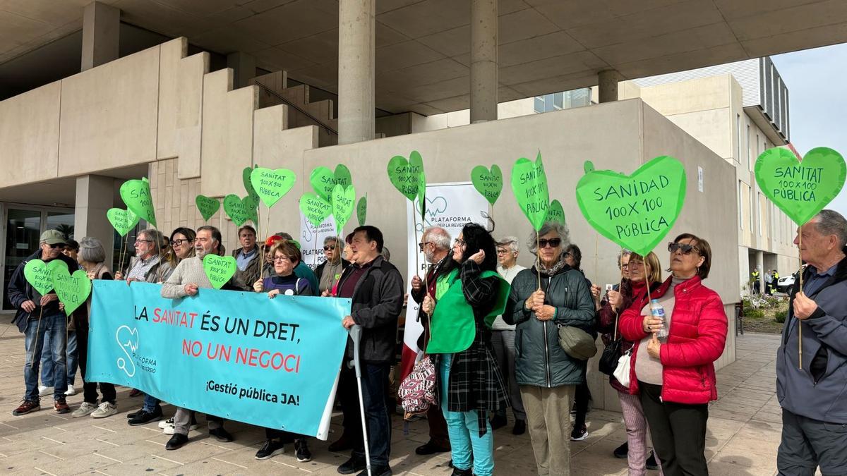 Integrantes de la plataforma por la reversión a las puertas del Hospital Vinalopó de Elche