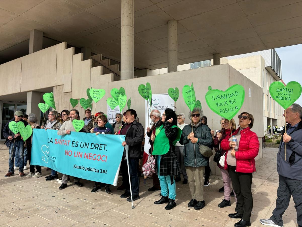 Integrantes de la plataforma este jueves a las puertas del Hospital Vinalopó de Elche