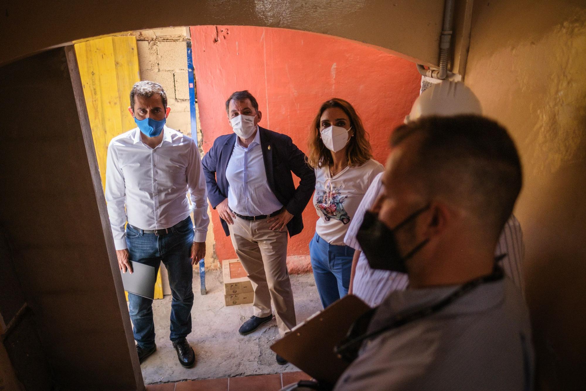 Visita a las obras de mejora en las viviendas de García Escámez