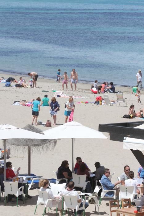 Turistas y locales disfrutan de un día de playa