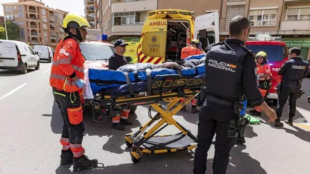 27-Jähriger wird in Aufzugsschacht eingeklemmt und muss von der Feuerwehr gerettet werden