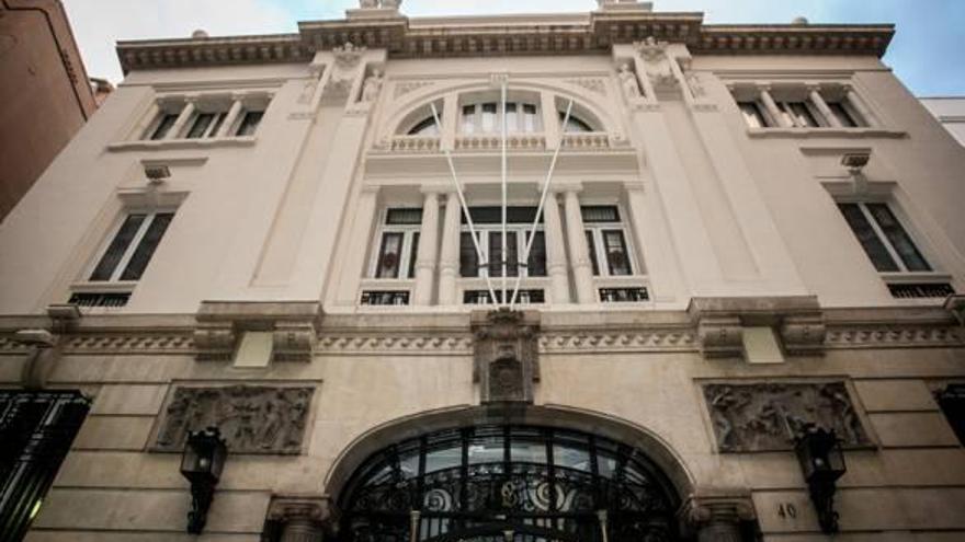 El edificio de la caja de ahorros en la calle San Fernando de Alicante, actualmente en desuso.