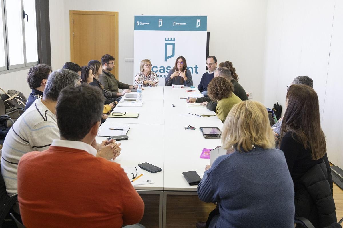 Reunión entre el Ayuntamiento de Picassent, con la alcaldesa Conxa Garcia, y la comunidad educativa.