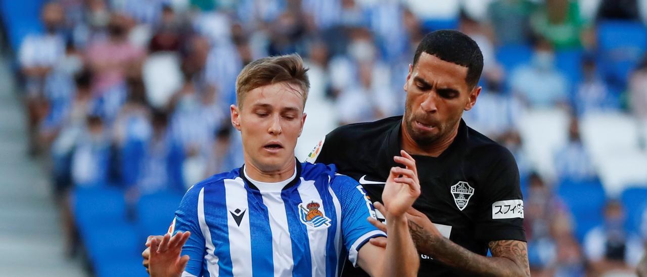 Omar Mascarrell junto a Beñat Turrientes, durante el partido frente a la Real