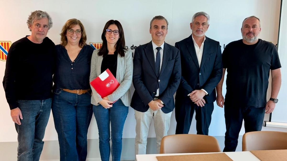 Representantes de UGT con el conseller de Educación, Antoni Vera.