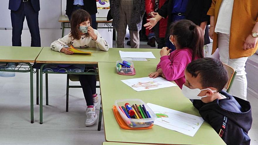 Alumnos del CRA Amencer, en la escuela de Francelos.