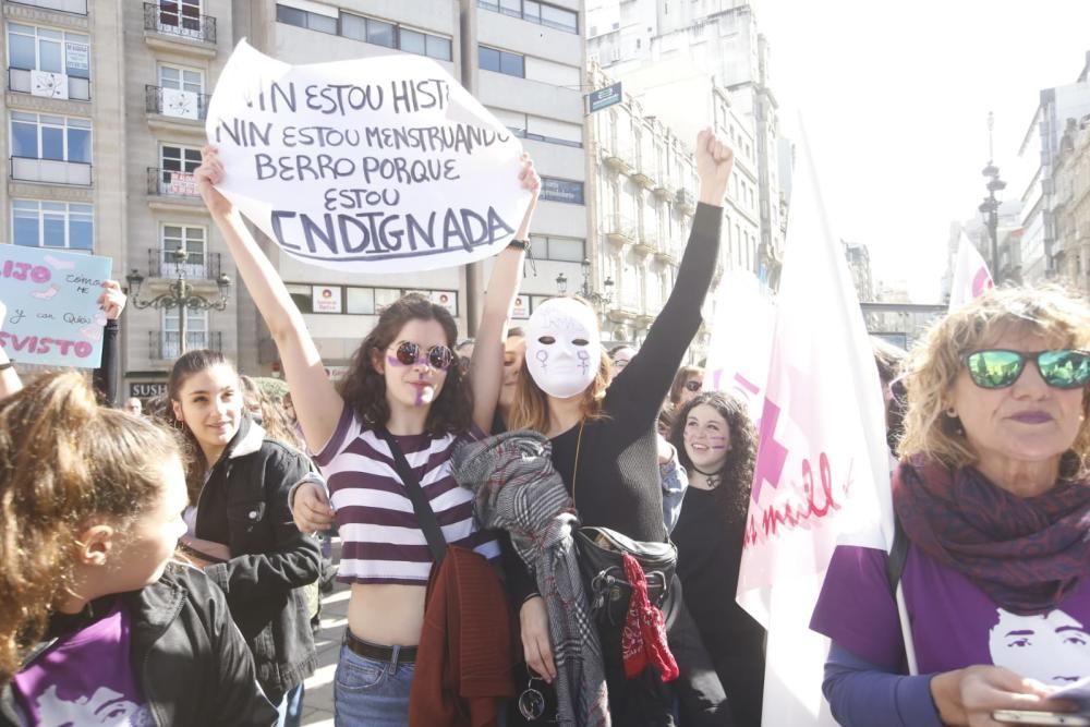 Concentración de miles de mujeres en el entorno del MARCO, en Vigo.