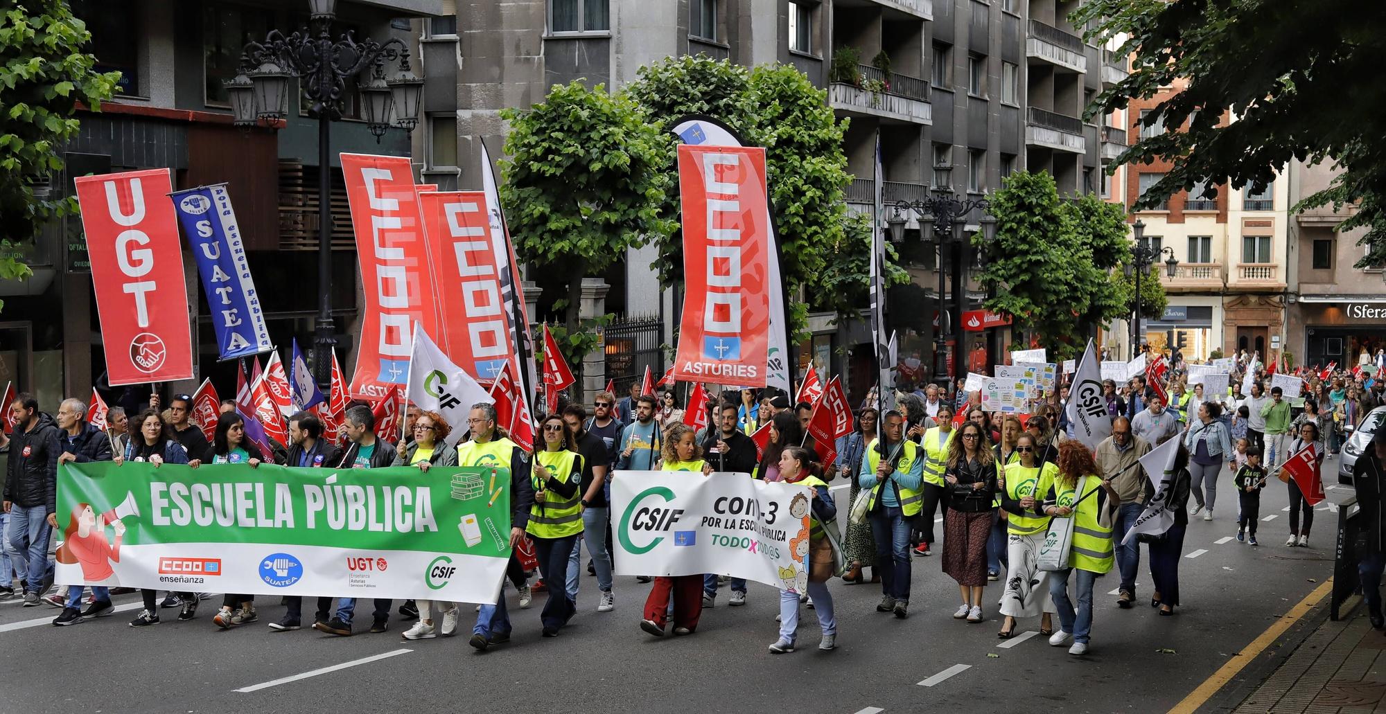 Manifestación por la enseñanza pública por las calles de Oviedo