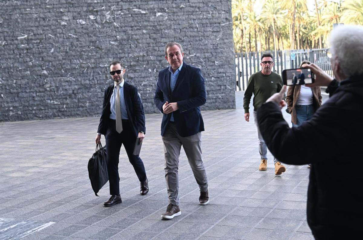 Juan Anguix, acompañado por su abogado a su llegada a la Ciudad de la Justicia de Elche, este miércoles.