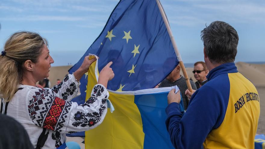 Manifestación de ucranianos en el mirador de las Dunas de Maspalomas