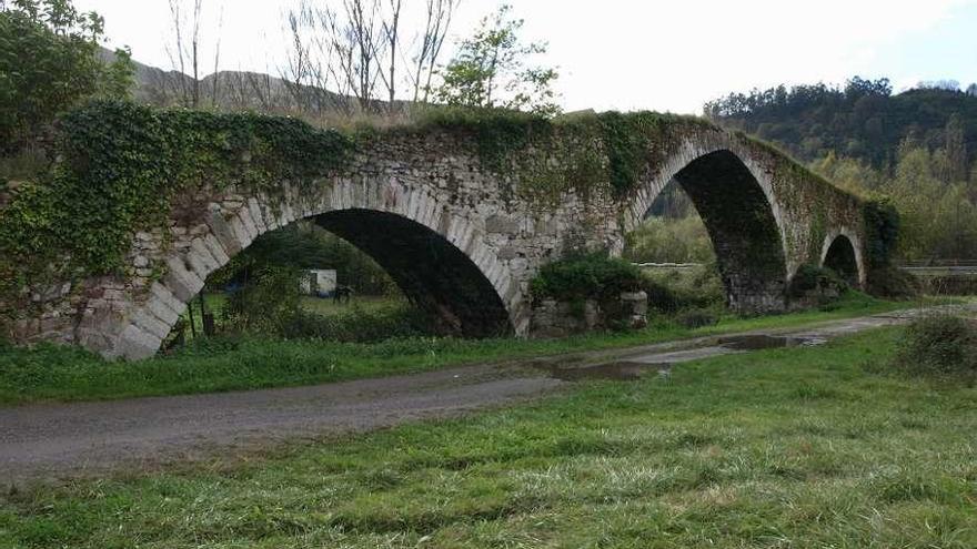 El puente medieval de Olloniego.