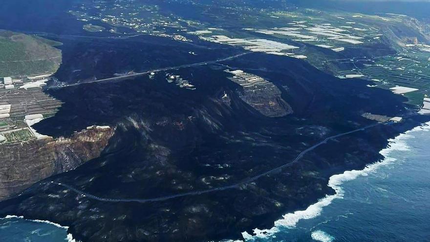 Los gases paralizan los trabajos del canal de agua sobre la fajana del volcán Tajogaite