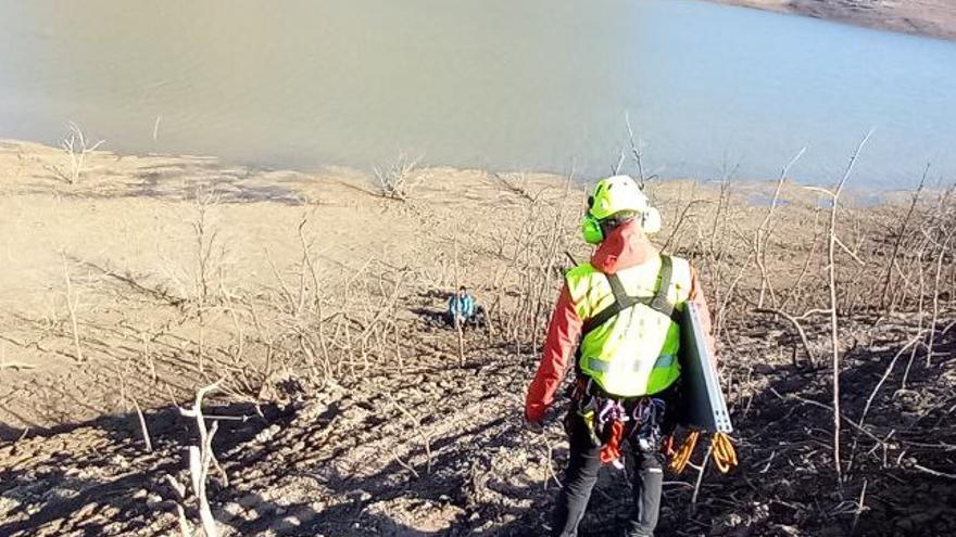 Rescaten un home que s&#039;enfonsava en el fang al pantà de Sau