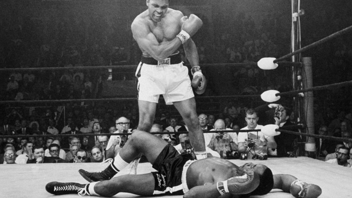 El 25 de mayo de 1965 Muhammad Ali, aún llamado entonces Cassius Clay, en su enfrentamiento con Sonny Liston, en Maine