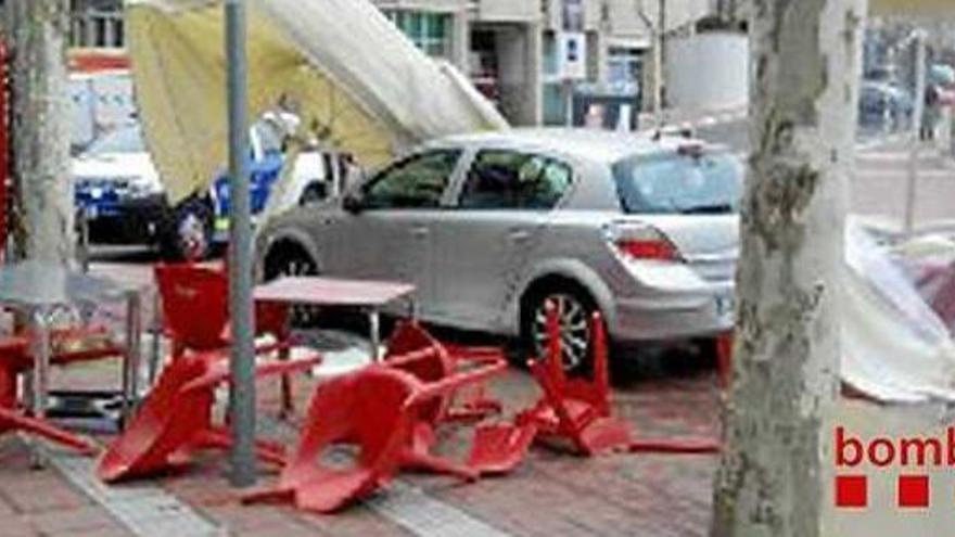 Un cotxe s&#039;accidenta  a la terrassa d&#039;un bar a Puig-reig