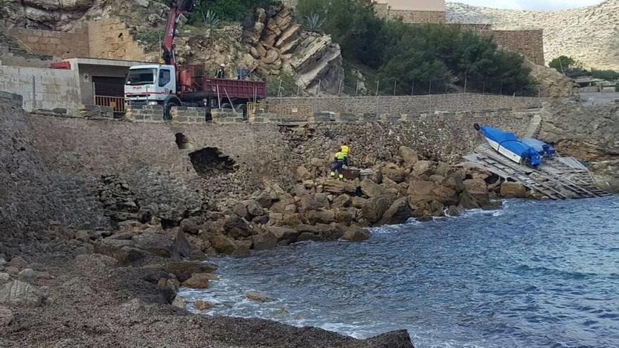 Imagen de las máquinas y los operarios trabajando ayer.