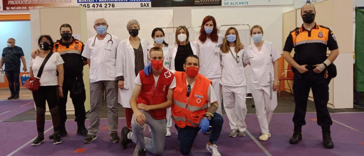 Los miembros del equipo de vacunación del pabellón polideportivo de Sax.