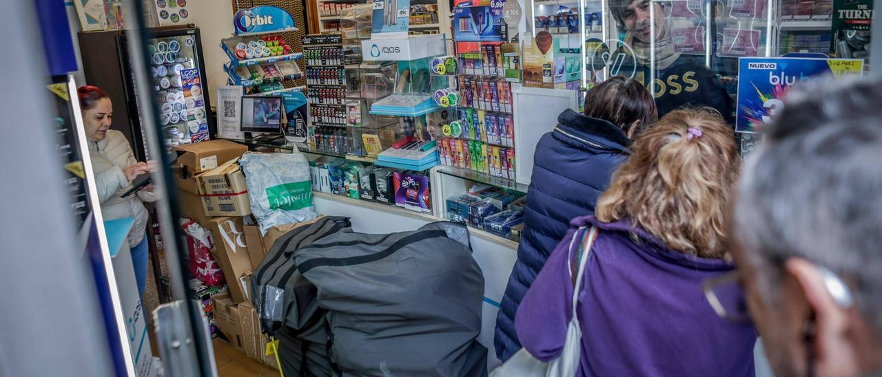 Cola para comprar y también para recoger paquetes en L'Estanc de Mistral, en Sant Antoni.