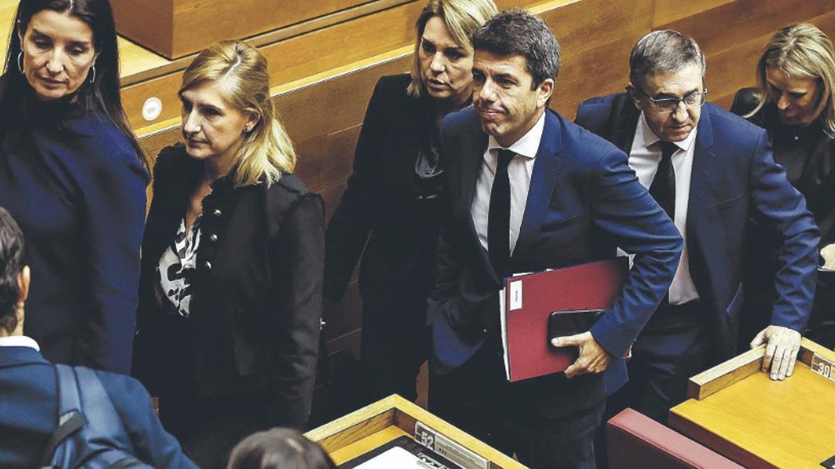 Mazón deja las Corts tras comparecer para explicar la gestión de la dana del 29 de octubre.