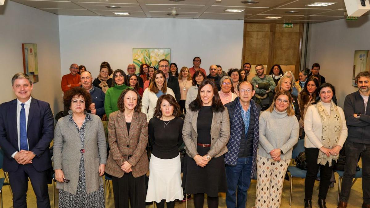 Foto de grupo con las entidades sociales seleccionadas en Asturias por la Fundación la Caixa. |  | CEDIDA A LNE