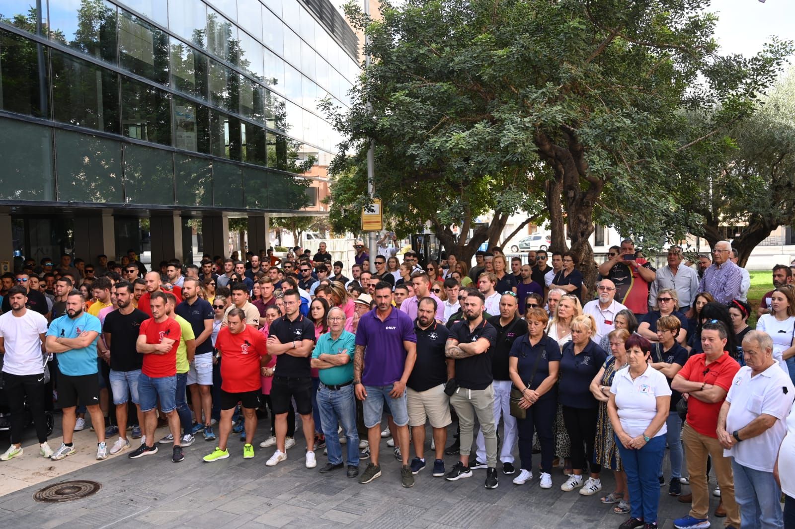 Fotos del minuto de silencio en Almassora en memoria del hombre fallecido en los 'bous al carrer'