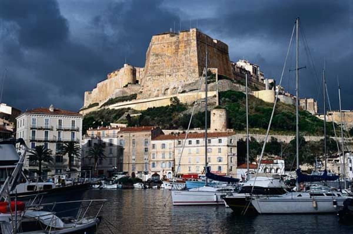 Puerto de Bonifacio con el bastión de L'Etendard que se encuentra dentro de la ciudadela y fue construido en el siglo XIII.