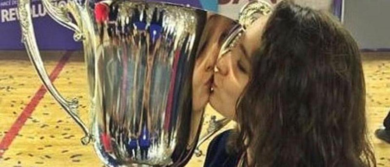Mili Carrera besa un trofeo logrado en Argentina. | LNE