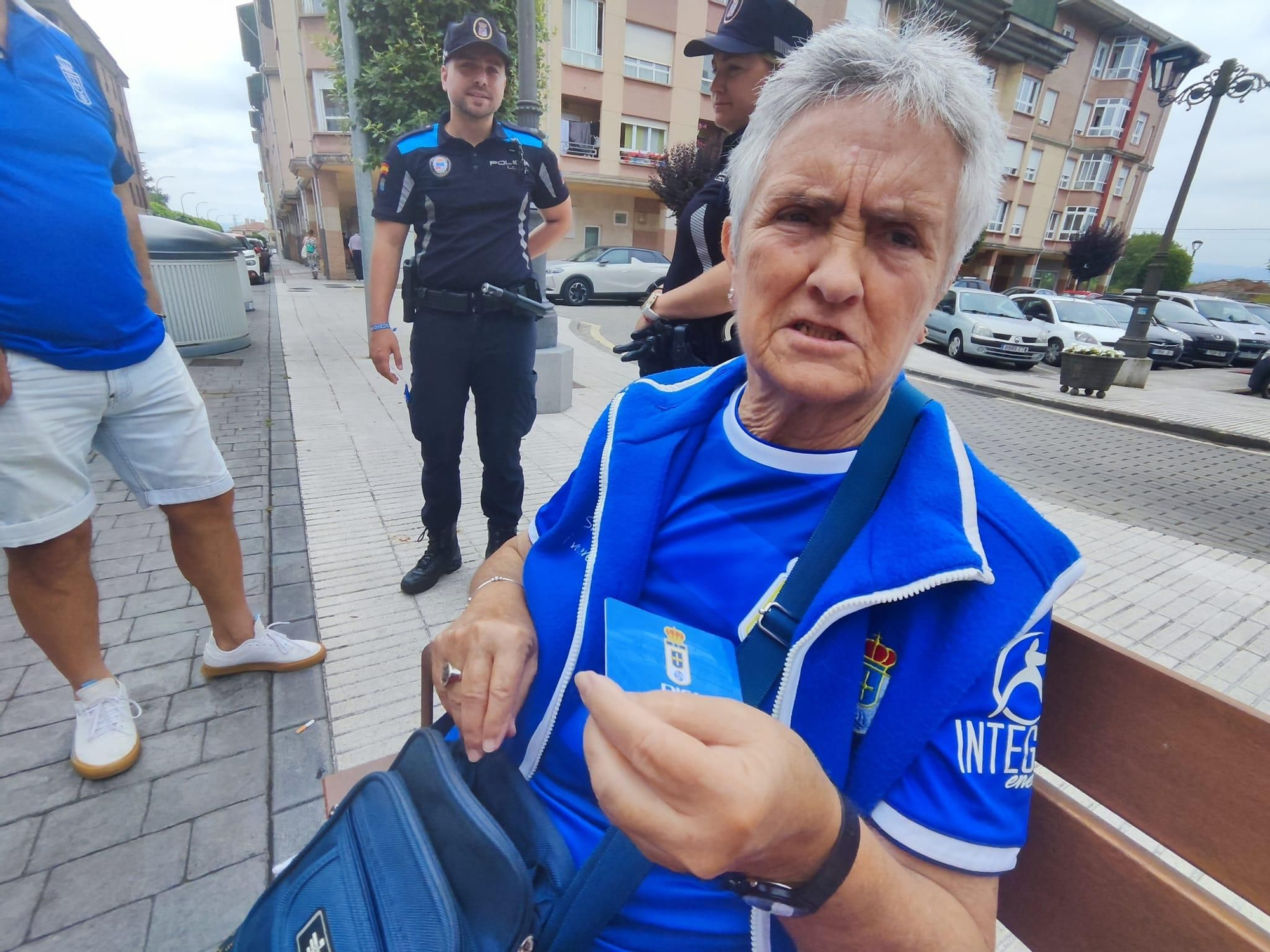 Ofrenda azul en Lugo de Llanera: los oviedistas agradecen a Santa María el ascenso a Primera
