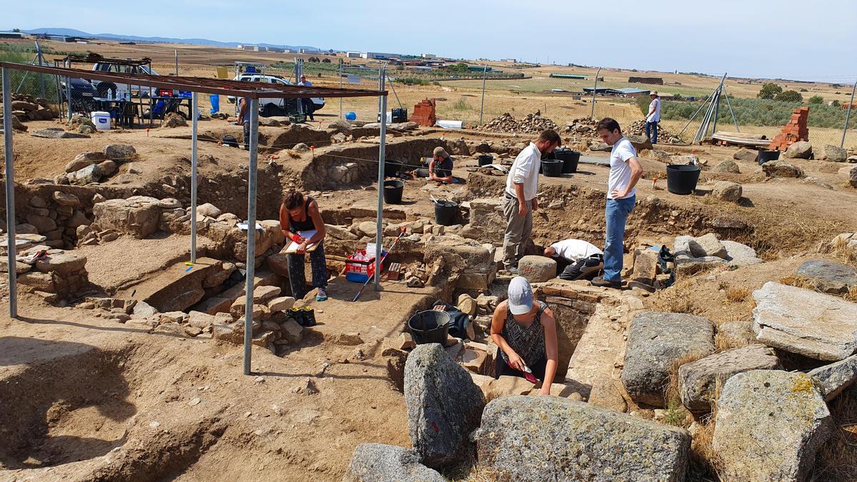 Trabajos en el yacimiento arqueológico de La Losilla, en Añora.