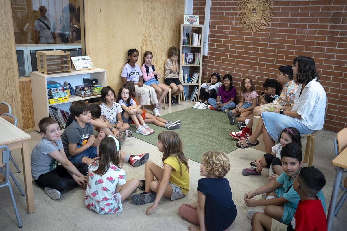 Barcelona 09/09/2024 Vuelta al colegio. Primer día del curso escolar con el regreso a las clase. En la foto, alumnos y alumnas de tercero de primaria en una aula de la escuela Institut Escola Les Arts, en el barrio de la Bordeta TENEMOS PERMISO PARA PUBLICAR ESTAS FOTOS AUNQUE APAREZCAN LAS CARAS Fotografía de Ferran Nadeu