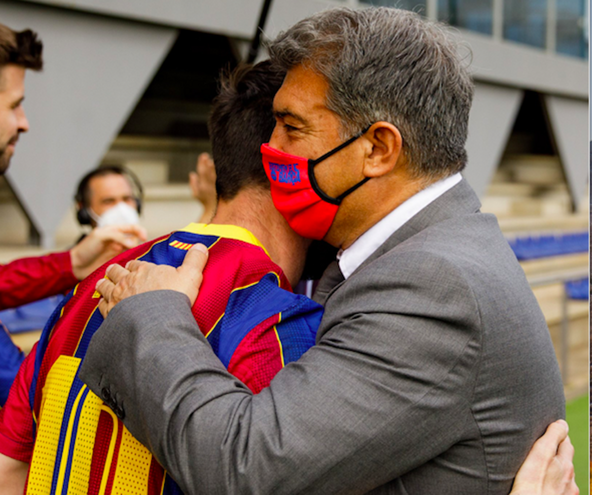 Messi abraza a Laporta antes de la foto oficial del Barça 20-21.