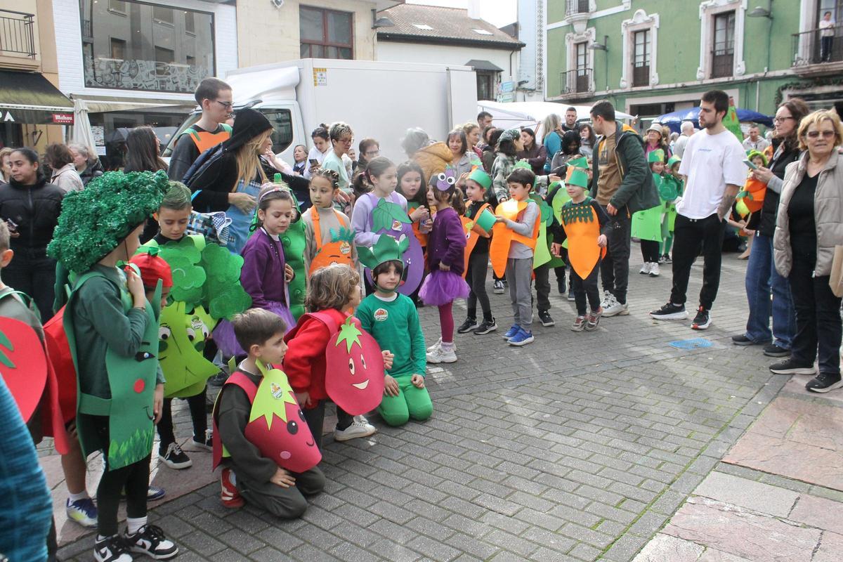 Así fue el divertido y pasacalles de Carnaval del colegio Virgen del Fresno en el mercado
