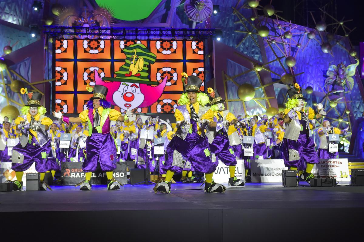 Las murgas del Carnaval de Las Palmas de Gran Canaria calientan Belén María