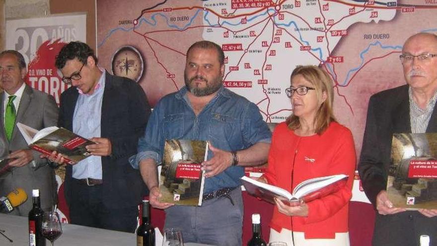 De izquierda a derecha, Cipriano García, Del Bien, Nalda, Martín Pozo y Juan Carlos González, en la presentación del libro sobre el vino de Toro.