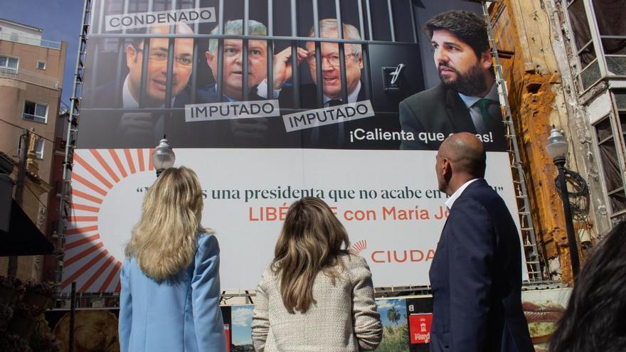 López Miras denuncia a María José Ros y a CS por el cartel de la Plaza de las Flores