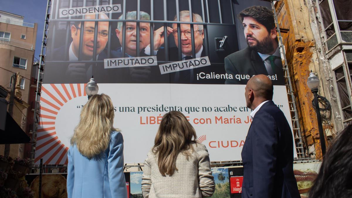 Ros, Guasp y García Rex, mirando el cartel el pasado día 28 de abril.