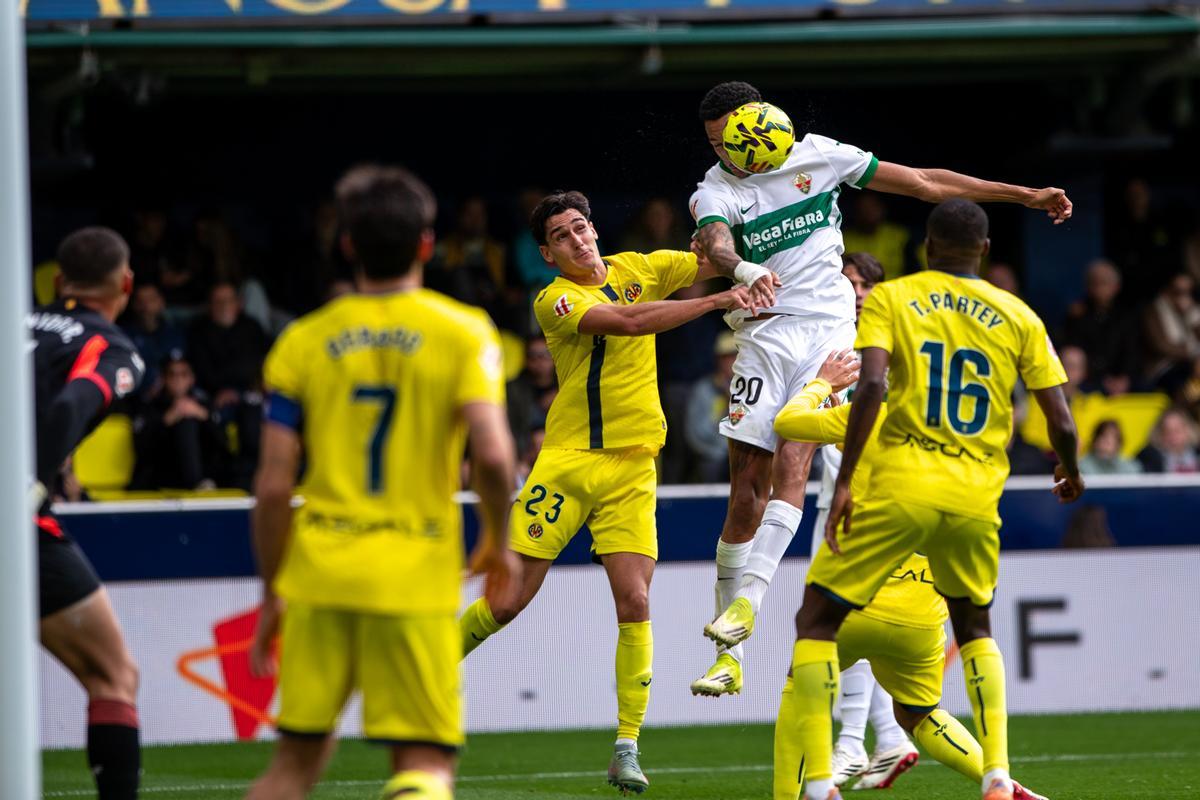 Álvaro Rodríguez remata un balón frente al Villarreal.