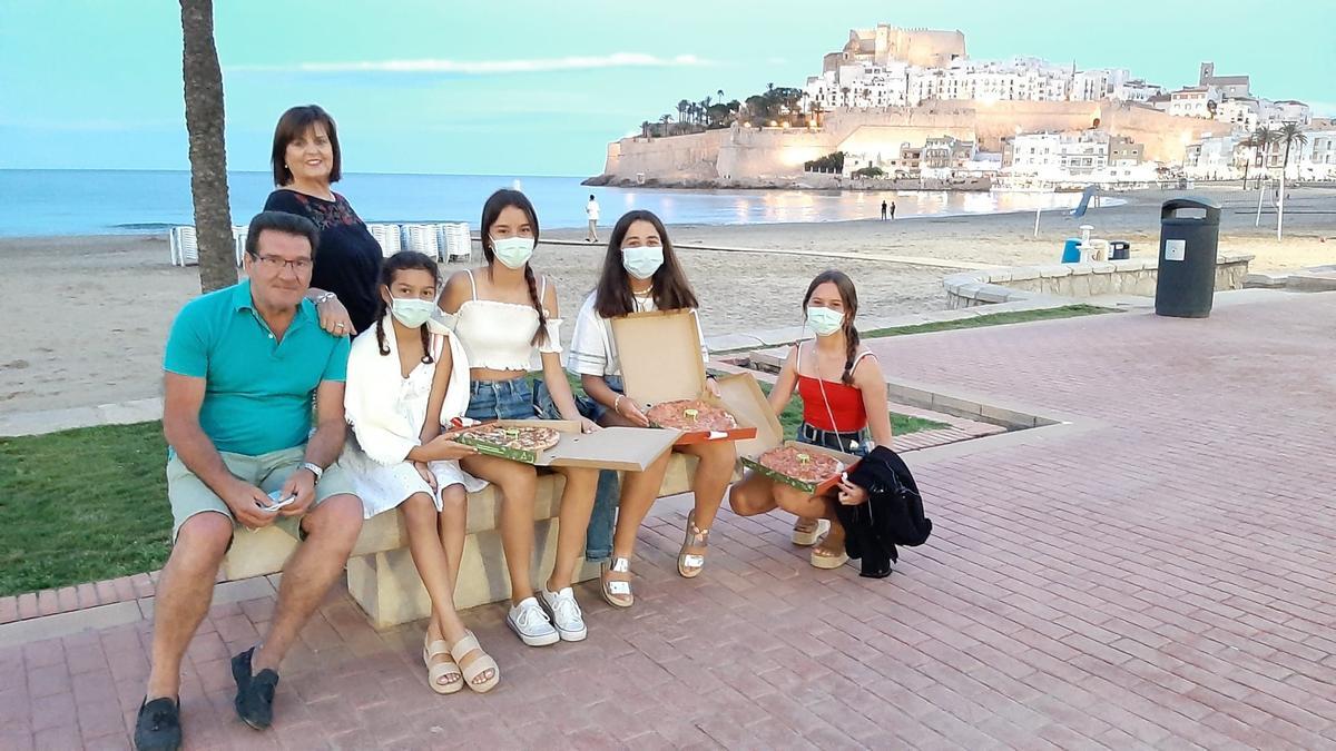 Poca gente en las playas, pero mucha en las terrazas y el paso de Peñíscola.