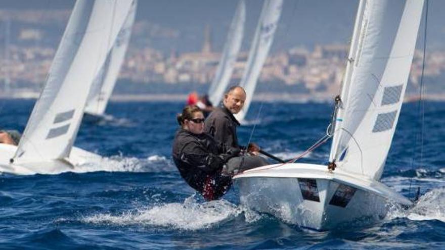 Parte de la flota de la clase Flying Fifteen durante una de las mangas de ayer en aguas de Palma.