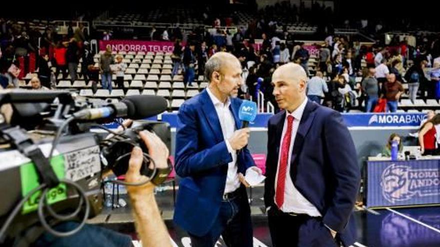 Joan Peñarroya és entrevistat per Lucio Angulo abans del partit contra el MoraBanc Andorra