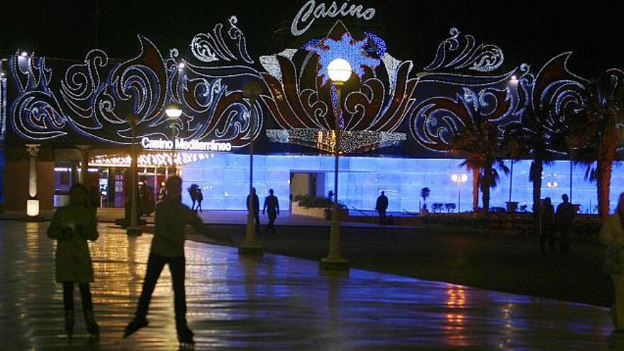 La nueva iluminación que probaba anoche el Casino Mediterráneo, situado en el Puerto, tras haber suprimido las luces más estridentes de su la fachada