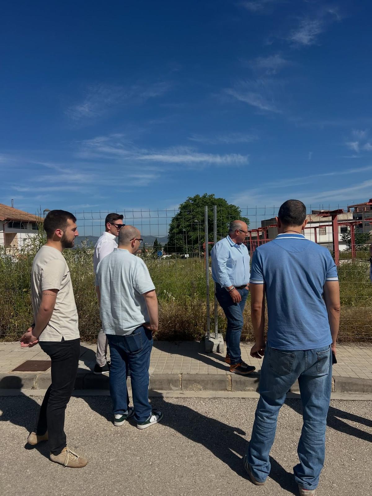 El alcalde, representantes municipals y técnicos, en la visita a las obras del centro de día de Albaida.