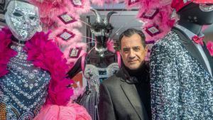 Set dècades vestint i disfressant artistes... I molt més