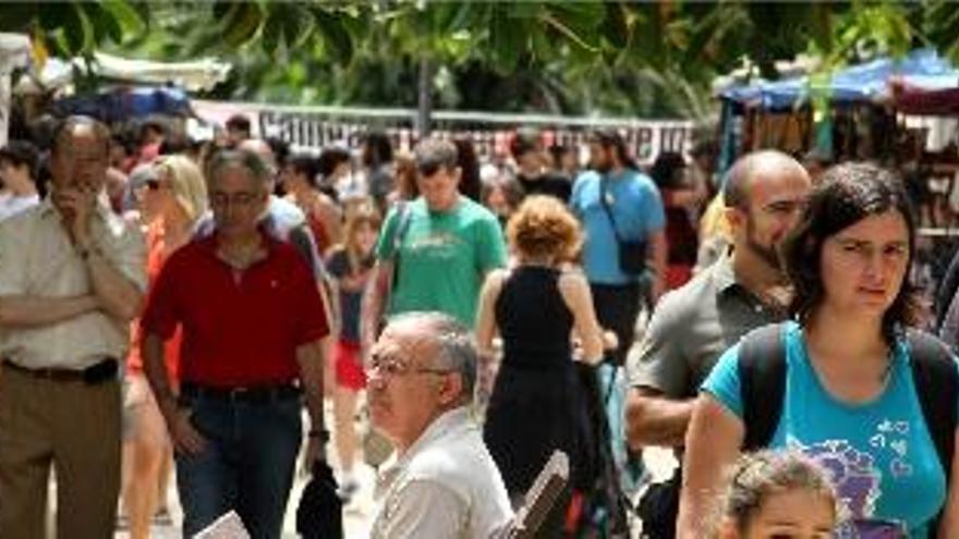 La Feria Alternativa recibió ayer numerosos visitantes.