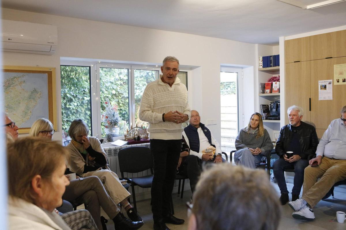 Roland Werner ist der Gründer der Herztat-Stiftung und begrüßt hier die Paten mit einer Ansprache.