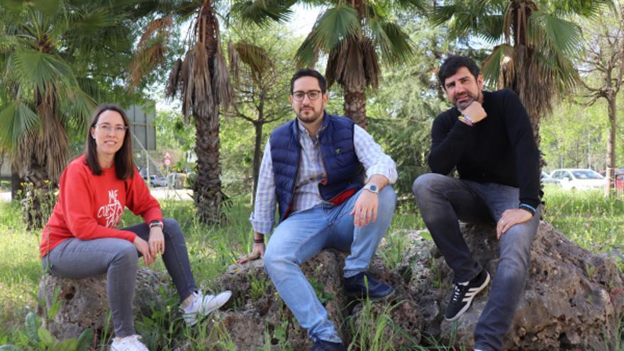 Los investigadores Amanda García, Juan Antonio Bellido y Javier Estévez, en el campus universitario de Rabanales